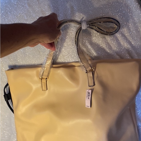 New Victoria’s Secret tan purse $30 tags on it $58 - Picture 2 of 5